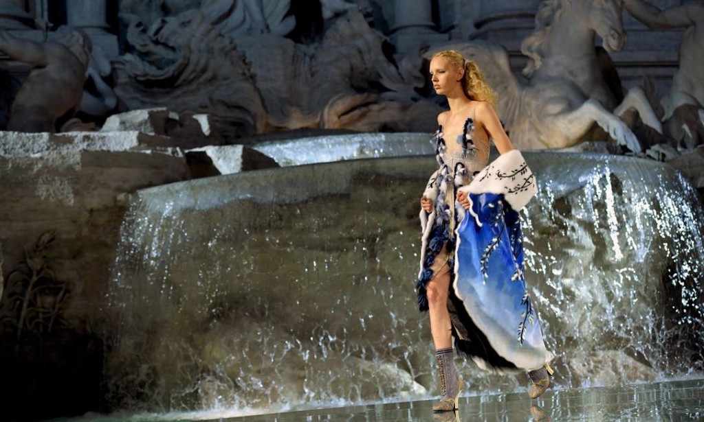 59754499_A-model-presents-a-creation-by-Fendi-during-a-fashion-show-at-the-Trevi-Fountain-in-Rome-on
