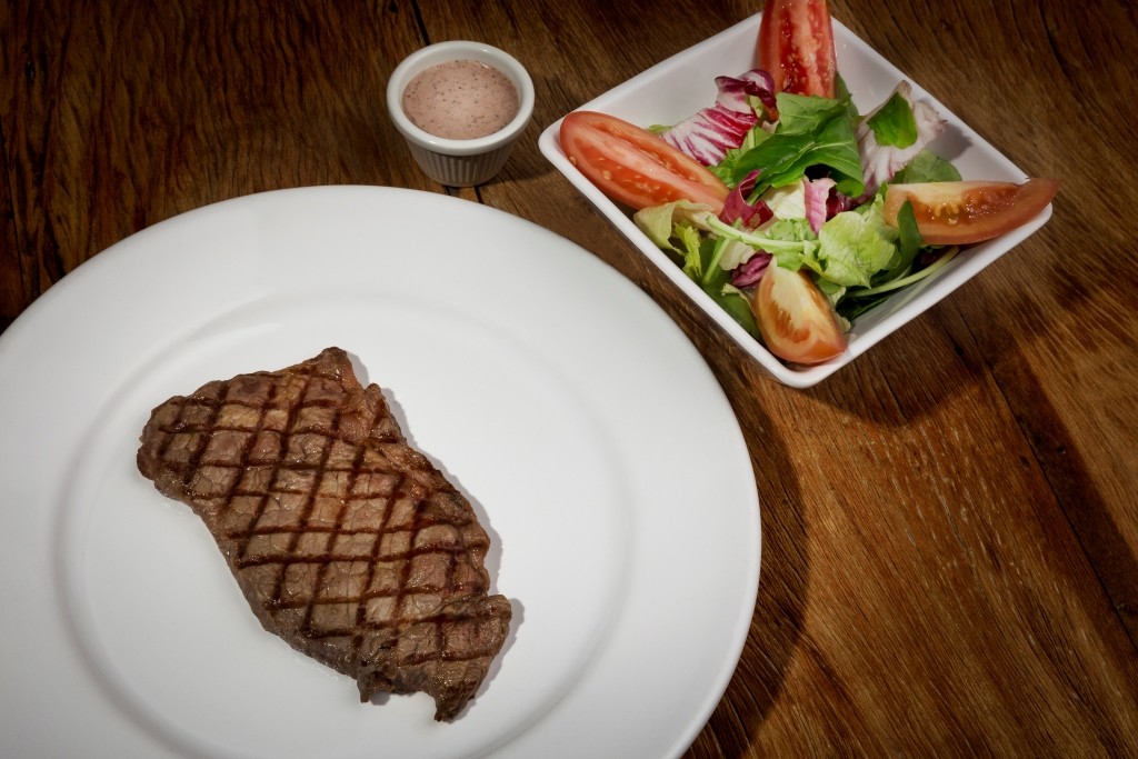 Grilled Beef + Fresh House Salad_R$19,90