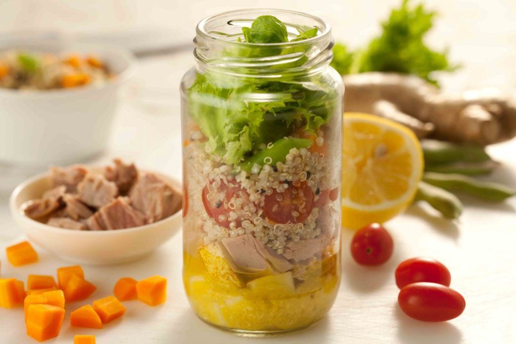 Salada no pote com atum e quinoa