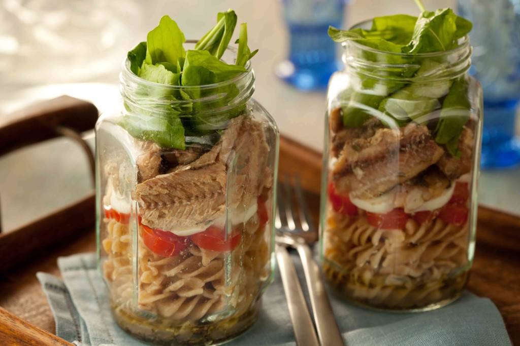 Salada no pote com sardinha